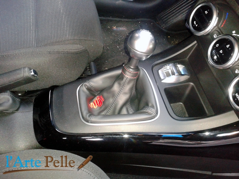 Cuffia leva cambio Alfa GIULIETTA vera pelle antracite + ricamo -  rivestimenti cuffie cambio per auto in pelle Fiat, Alfa Romeo, Lancia,  Volkswagen, BMW, Mercedes, Seat, Opel, coprivolante e rivestimenti selle per